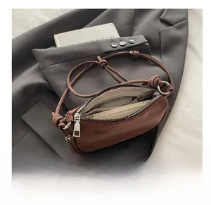Détail du sac à bandoulière léopard montrant la capacité de rangement interne pour téléphone