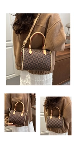 Vues détaillées du sac Boston à motif géométrique marron avec des bords rouges