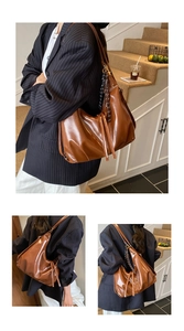 Détail d'un sac cabas en cuir marron brillant avec foulard en soie décoratif et texture douce