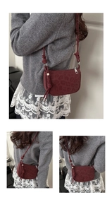 Détail d'un sac bandoulière bordeaux avec texture léopard et lanière nouée