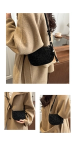 Détails du sac selle à motif léopard noir avec texture et bandoulière nouée