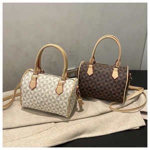 Vue détaillée de sacs Boston rétro avec motifs géométriques et poignées en cuir