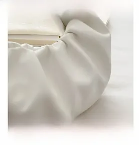 Vue détaillée du sac nuage en cuir blanc montrant la texture plissée et la finition