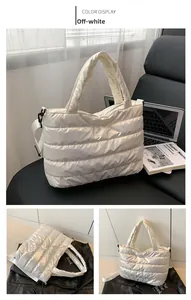 Vue détaillée du sac cabas en coton matelassé blanc crème montrant la texture