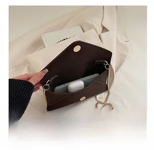 Detailansicht der braunen Ledertasche mit Darstellung des Innenraums für Alltagsgegenstände