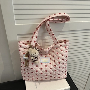 Sac fourre-tout matelassé rose avec motifs de cœurs rouges et charme de chat