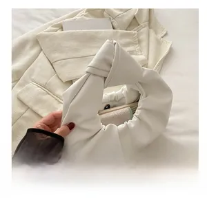 Détail de l'intérieur du sac nuage blanc montrant l'espace pour téléphone et cartes