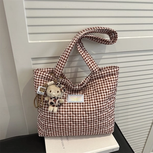 Grand sac cabas matelassé avec motif cœur marron et charmant porte-clés peluche