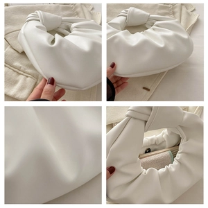 Vue détaillée du sac à main plissé blanc avec poignée nouée et boucle en métal