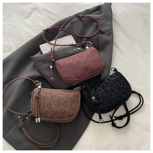 Trois sacs à bandoulière imprimé léopard en bordeaux, marron et noir sur tissu