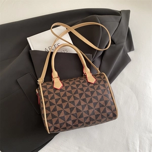 Sac Boston rétro avec imprimé géométrique et bandoulière camel sur un blazer chic