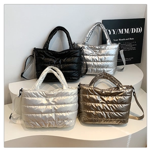 Collection détaillée de sacs bandoulière matelassés en noir, argent, beige et marron