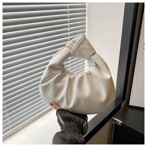 Détail du sac à main nuage blanc avec nœud décoratif et finition en similicuir mat