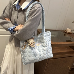 Détail du sac cabas à carreaux bleus et blancs avec matelassage en forme de cœur