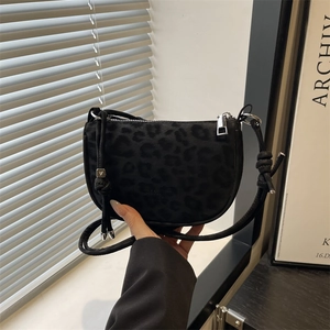 Sac bandoulière vintage motif léopard avec bandoulière nouée et détails argentés
