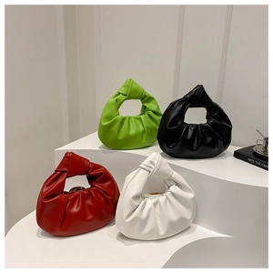 Détail de sacs à main nuages plissés minimalistes en vert, noir, rouge et blanc