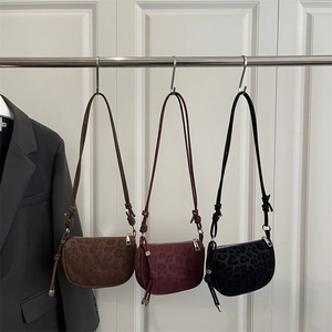 Trois sacs à bandoulière imprimé léopard en marron, rouge et noir en matière suédine