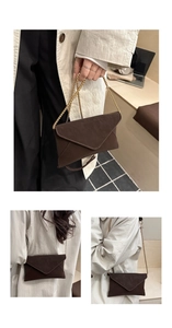 Nahaufnahme der schokoladenbraunen Umschlagtasche mit matter Textur und Goldkette