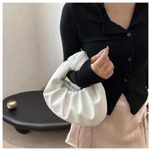 Détail d'un sac à main nuage blanc avec une élégante texture plissée et souple