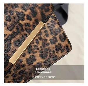 Nahaufnahme der Leoparden-Tasche mit goldenen Metallbeschlägen und Lederstruktur