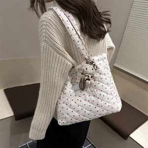 Détail du sac cabas matelassé blanc avec cœurs rouges et accessoire peluche mignon
