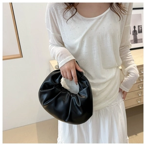 Détail montrant la poignée nouée et la texture plissée du sac à main nuage noir