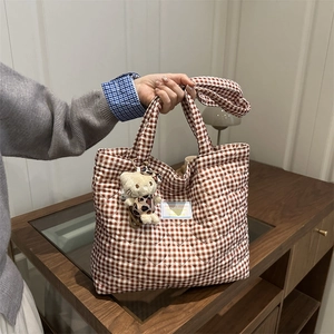 Sac fourre-tout à carreaux marron et blanc avec matelassage cœur et charme Hello Kitty