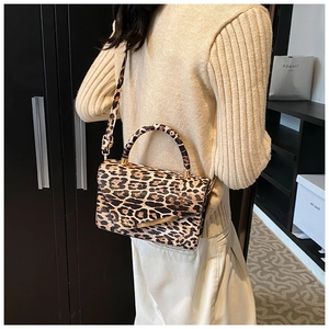 Detail der Leopard Handtasche mit goldenem Metallverschluss und Schultergurt