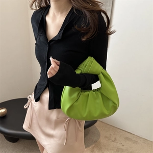 Sac à main nuage plissé vert vif minimaliste avec poignée nouée pour style femme