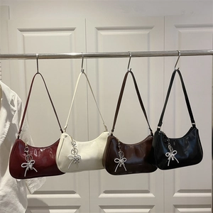 Bolsos de hombro de media luna con colgantes de lazo de perlas en rojo, blanco, marrón y negro