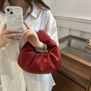 Sac nuage rouge minimaliste avec poignée nouée et détails plissés pour femme mode 2024