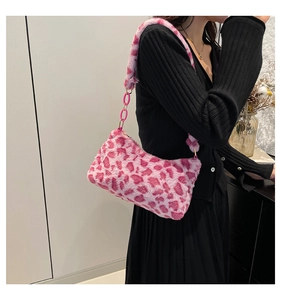 Détail d'un sac à main en fausse fourrure léopard rose avec chaîne et bandoulière souple