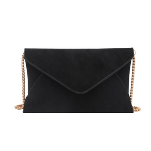 Schicke schwarze Briefumschlag-Handytasche mit goldener Kette und matter Wildlederoptik