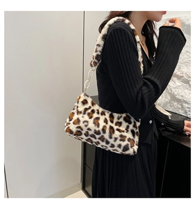 Detalle del bolso de hombro de felpa con estampado de leopardo y eslabones de cadena blancos