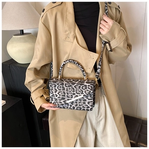 Detailansicht der modischen Leopard-Handtasche mit Metallsteg und abnehmbarem Gurt