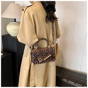 Leoparden-Umhängetasche kombiniert mit einem beigen Trenchcoat für den schicken Büro-Look