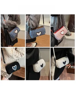 Collage de sacs à main en peluche avec cœur portés par un mannequin en diverses couleurs