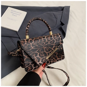 Detailansicht der Schultertasche mit Leopardenmuster, Goldschließe und PU-Leder-Textur