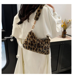 Détail du sac léopard en peluche avec chaîne en résine brune et texture en fausse fourrure