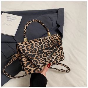 Detaillierte Draufsicht auf die Leopard-Schultertasche mit goldenen Beschlägen