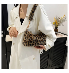 Détail du sac bandoulière en peluche léopard avec chaîne élégante en résine marron