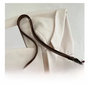 Gros plan détaillé d'un sac à main en cuir marron foncé avec fermeture éclair dorée