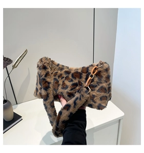Détail du sac à main léopard en fausse fourrure avec chaîne en résine et texture douce