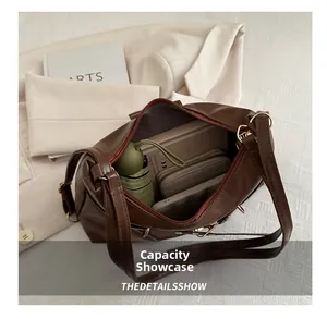 Vue détaillée de l'intérieur d'un grand sac fourre-tout vintage marron et de sa capacité