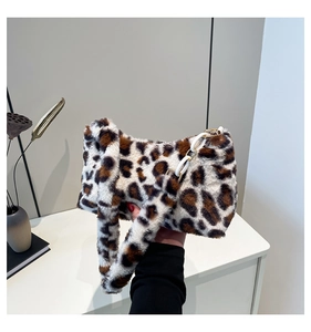 Détail du sac à main léopard en fausse fourrure avec bandoulière en résine et métal