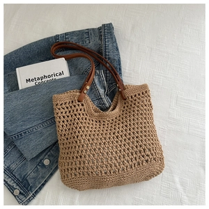 Detail der handgewebten Netztasche mit braunen Ledergriffen und Metallnieten-Beschlag