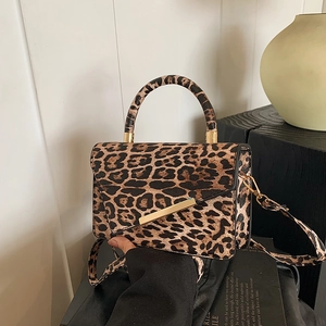 Modische Schultertasche mit Leopardenmuster, Goldbeschlägen und Griff zur Schau gestellt