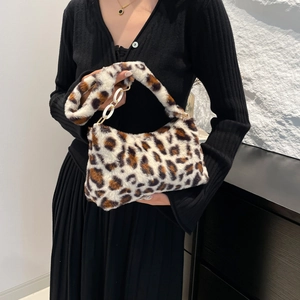 Sac à main tendance en peluche imprimé léopard avec chaîne métallique et anneaux blancs