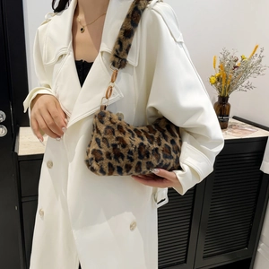 Sac à épaule chic en fausse fourrure léopard avec bandoulière en chaîne de résine ambre