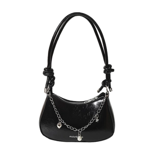 Sac sous le bras croissant noir chic avec chaîne à breloques argentées et perles sur blanc